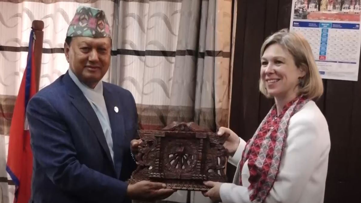 बेलायतकी राजदूतद्वारा स्वास्थ्यमन्त्रीसँग बिदाइ भेट